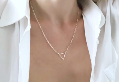 collier avec pendentif triangle
