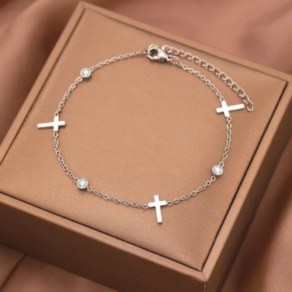 bracelet avec croix et zircons